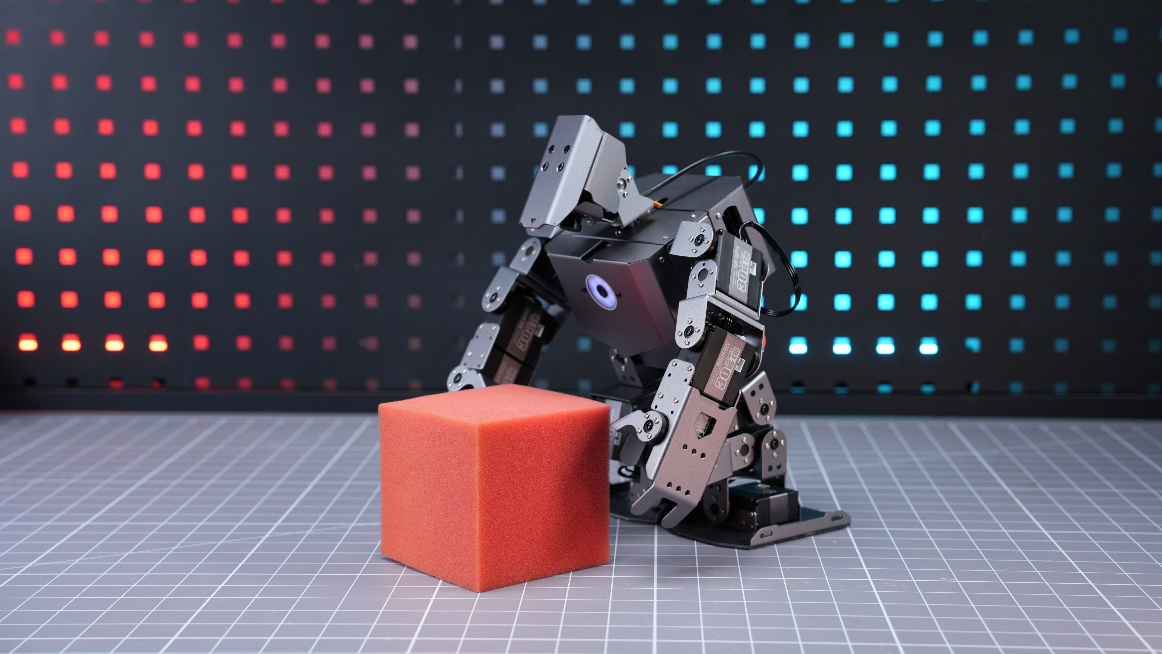 人形機械人進行物件操作任務